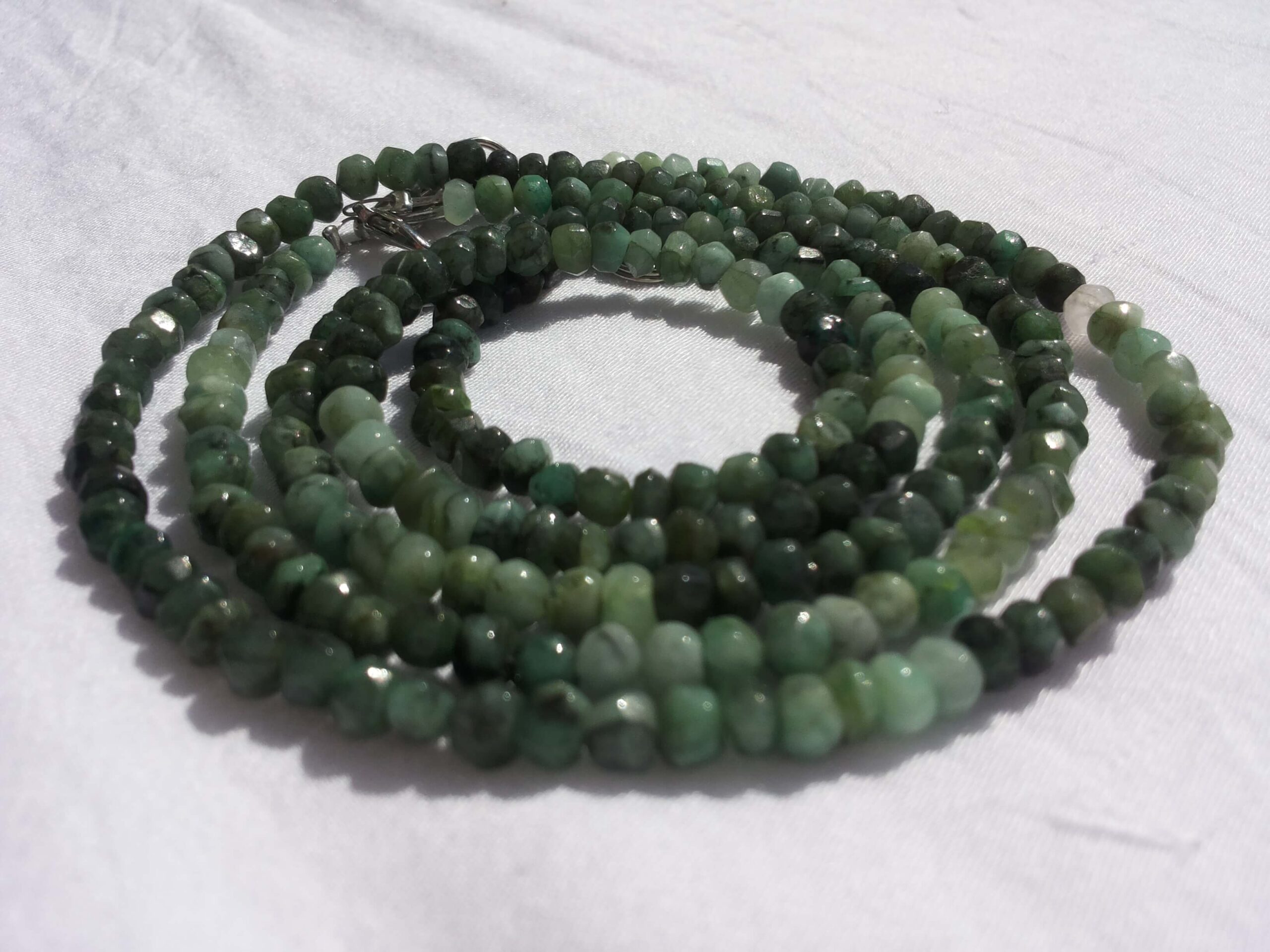 63-smaragd-kette-smaragdkette-halskette-schmuck-edelstein-edelsteinkette-kristall-mineral-venusblume-vitalzentrum-melinda-hebenstreit-nenzing